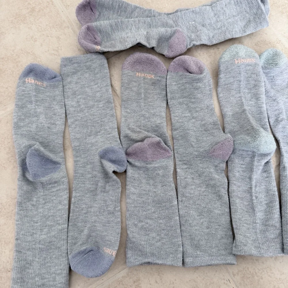 HANES WOMEN'S CREW SOCKS GRAY  SHOE SIZE‎ 5-9 -  5 Pair